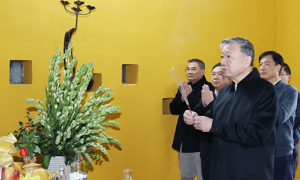 Tổng Bí thư Tô Lâm đến dâng hương tưởng niệm Chủ tịch Hồ Chí Minh tại Khu Di tích Chủ tịch Hồ Chí Minh ở Phủ Chủ tịch.